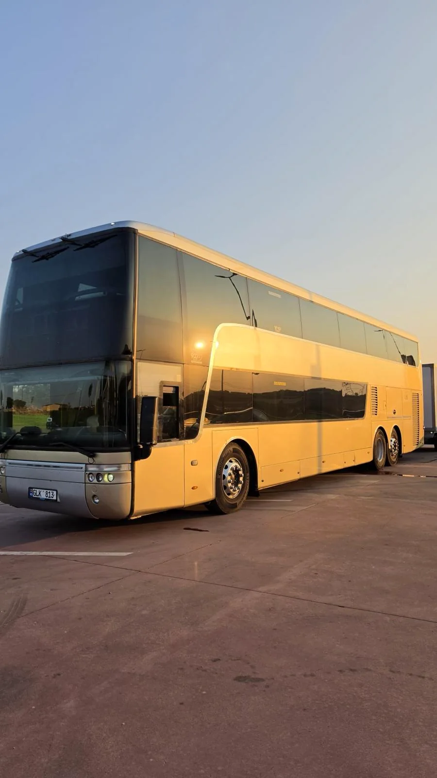 Autocarul real DAVID TOUR fotografiat la apus