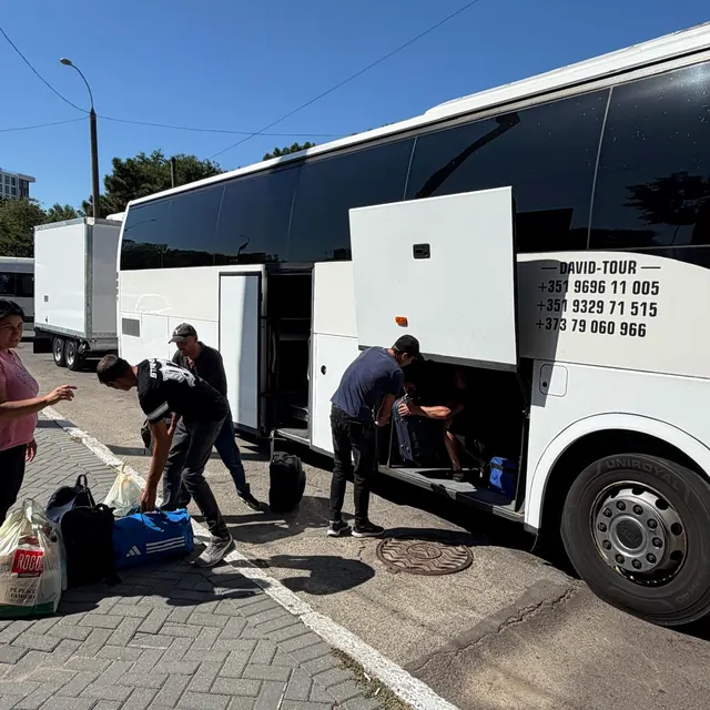 Încărcarea bagajelor în autocarul DAVID TOUR