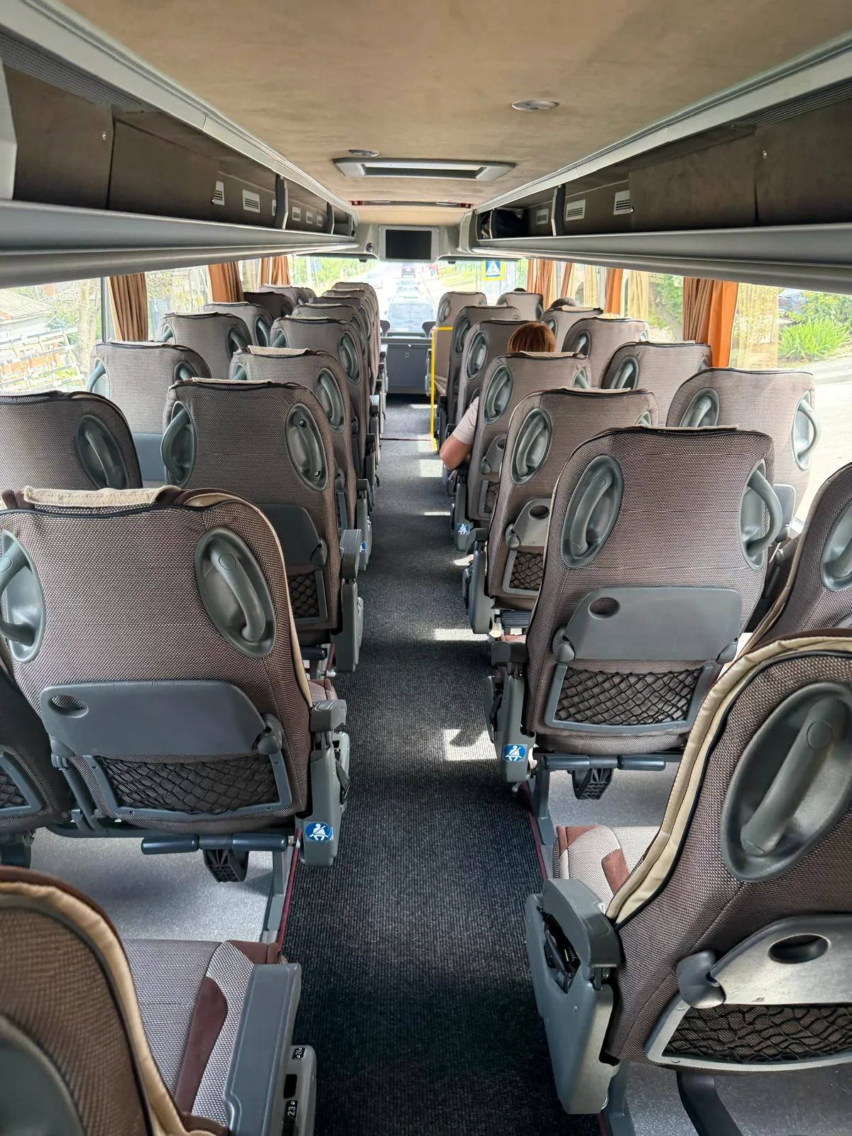 Interiorul real al autocarului DAVID TOUR cu scaune confortabile